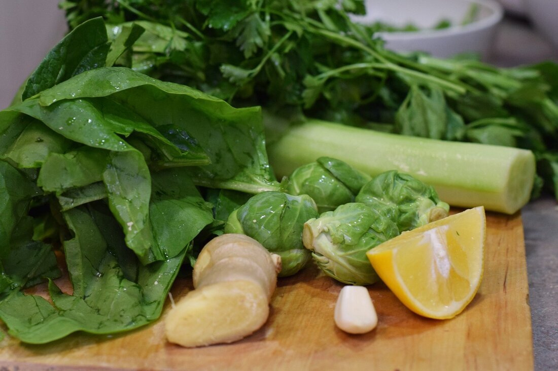 Garlic and spinach are foods high in antioxidants and immune-boosting vitamins